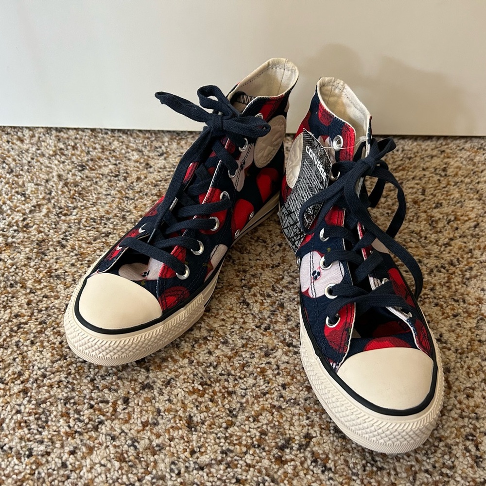 NWT Converse Chick Taylor high-top Apple print women size 7